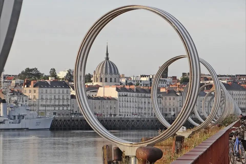 Les grands anneaux métalliques alignés sur le quai des Antilles, au bord de la Loire, à Nantes