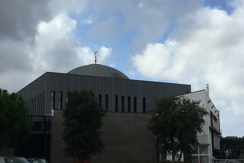 La mosquée Assalam à Nantes, bâtiment contemporain aux façades sombres surmonté d'une coupole verte
