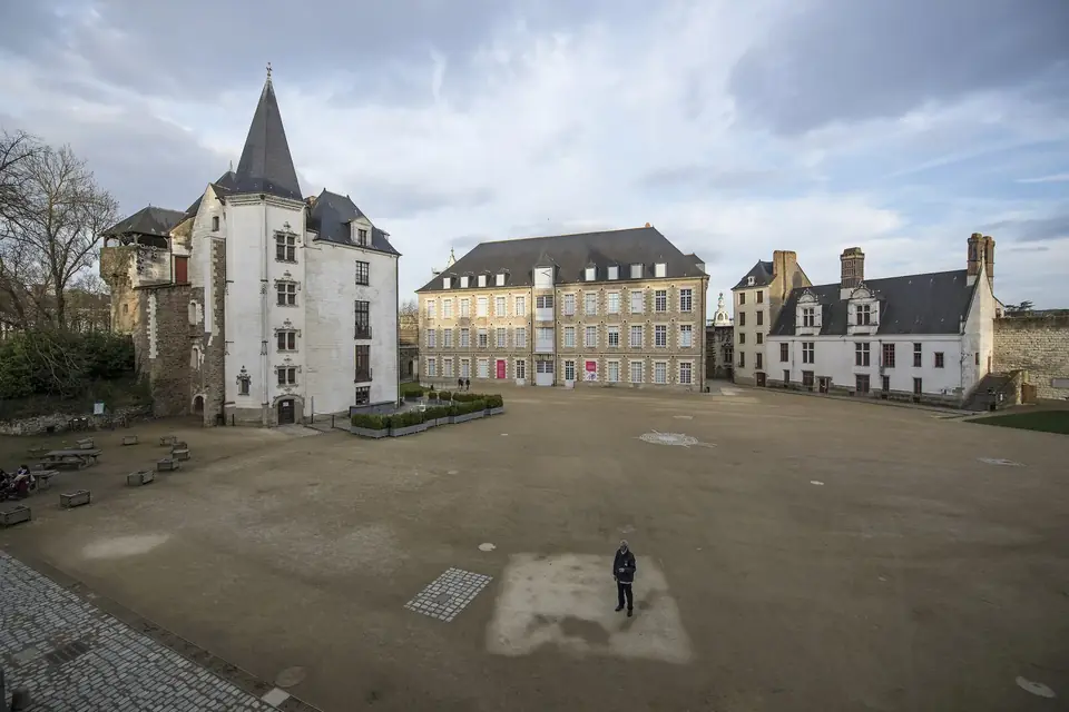 La cour intérieure du château des ducs de Bretagne, bordée de logis en pierre claire aux toits d'ardoise