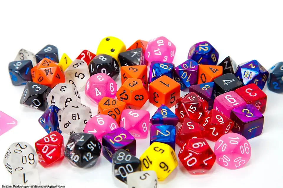 Un tas de dés polyédriques de toutes les couleurs, à quatre, six, huit, dix, douze et vingt faces