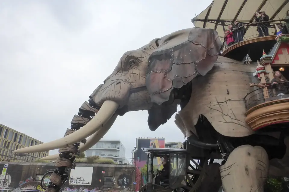 Le Grand Éléphant mécanique des Machines de l'île, avec des passagers installés sur son dos