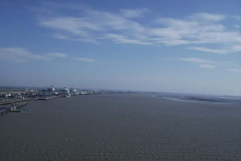 L'estuaire de la Loire vu depuis le pont de Saint-Nazaire, avec le fleuve très large et les rives basses