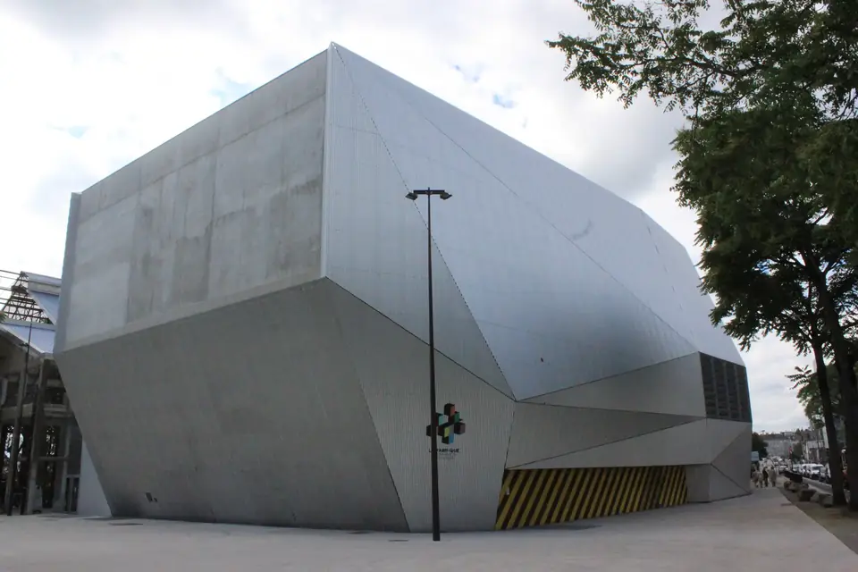 Le bâtiment de la Fabrique, lieu dédié aux musiques actuelles et aux arts numériques, sur le site des anciens chantiers navals de l'île de Nantes