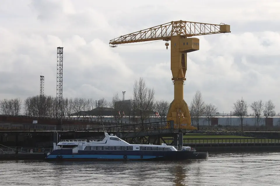 La grande grue Titan jaune des anciens chantiers navals sur le quai de l'île de Nantes