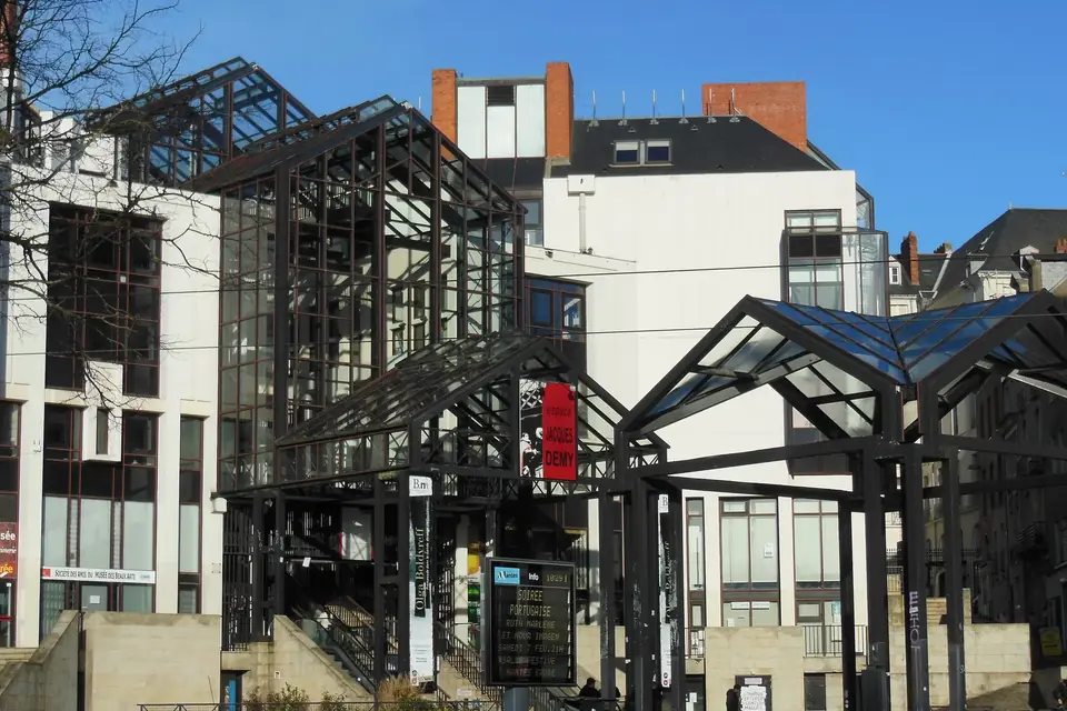 L'entrée de la médiathèque Jacques-Demy à Nantes, avec ses auvents de verre et de métal