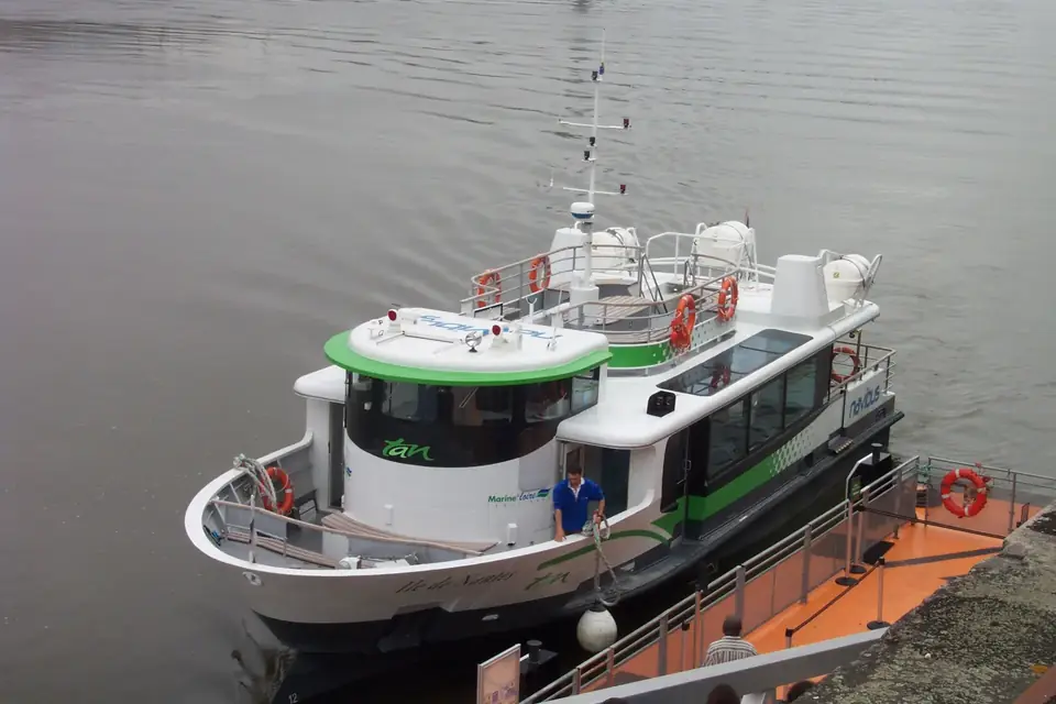Une navette fluviale Navibus approchant d'un ponton sur la Loire à Nantes