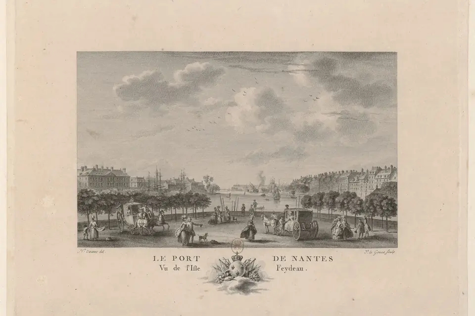 Gravure du XVIIIe siècle montrant le port de Nantes vu de l'île Feydeau, avec des voiliers à quai et la ville en arrière-plan