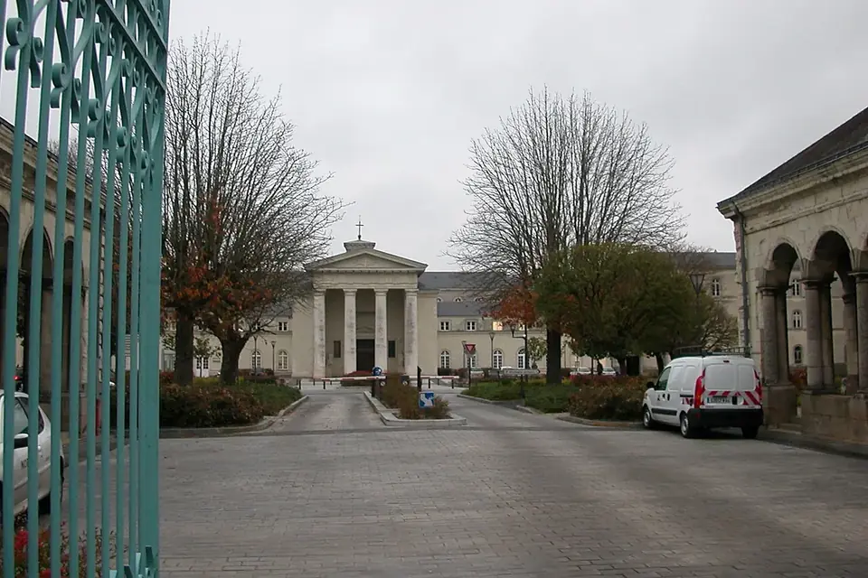 La cour d'entrée de l'hôpital Saint-Jacques à Nantes, avec au fond un bâtiment néoclassique à fronton