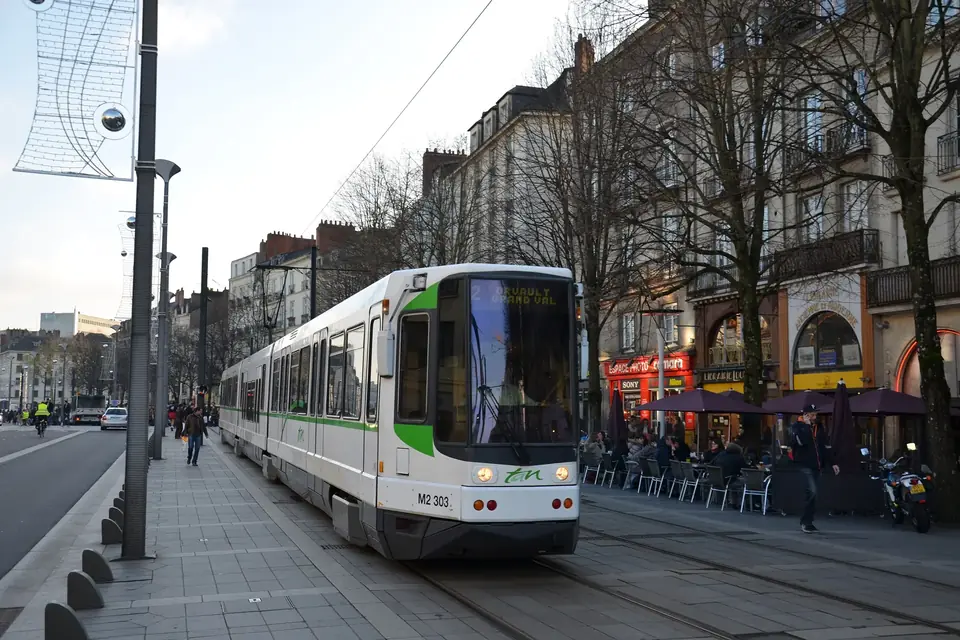 Une rame de tramway vert et blanc de première génération à la station Commerce, dans le centre de Nantes