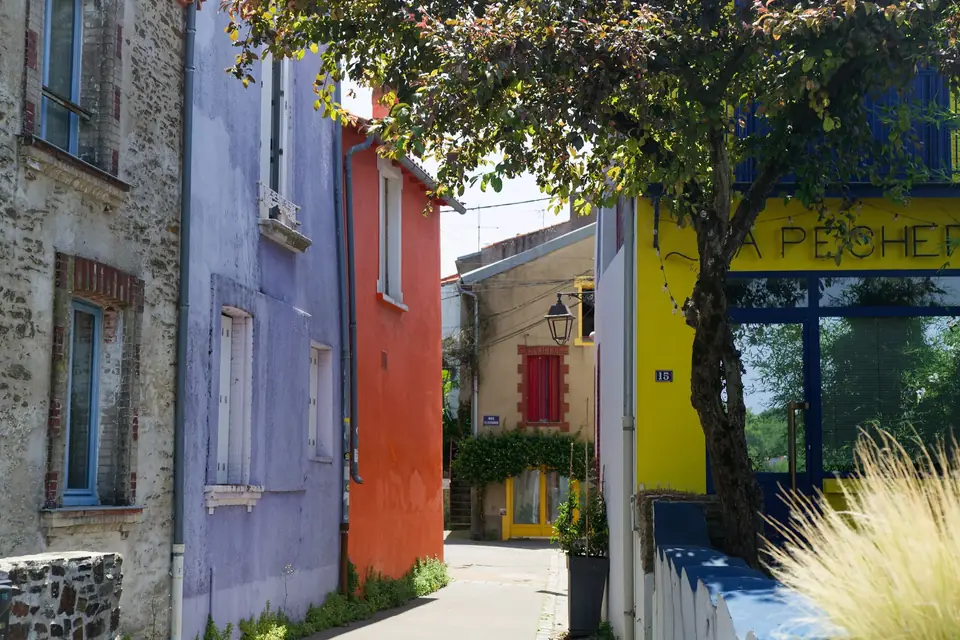 Maisons aux façades colorées de Trentemoult alignées au bord de la Loire